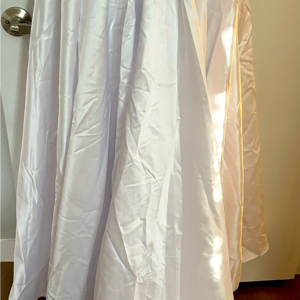Hebeos solid wedding dress…. Strapless…. Unworn… tag attached with a train